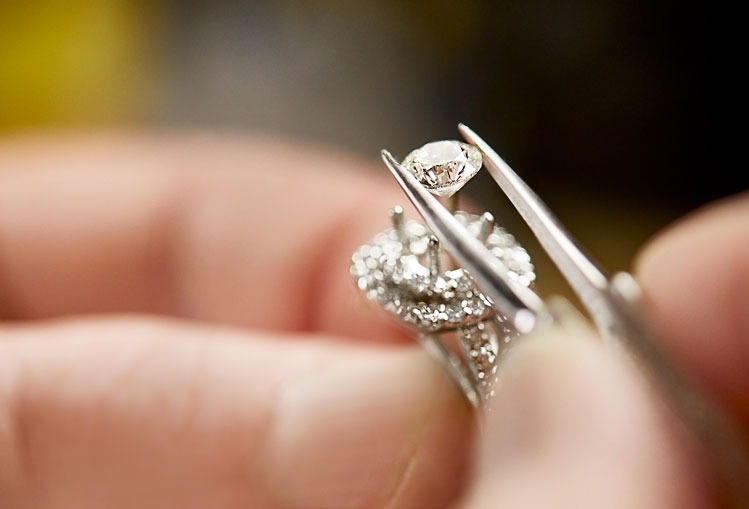 2026’s Bridal Jewelry Shift: Color, Texture, and Meaning Over Convention
